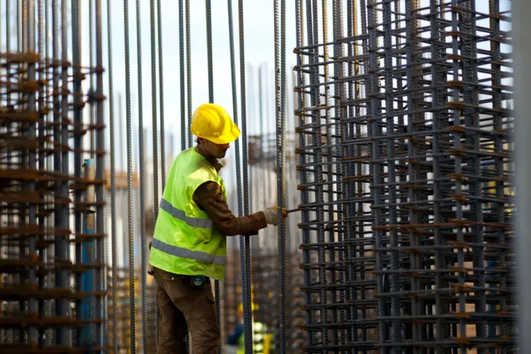 Cimbra de metal vs. madera: comparativa para elegir en tu obra